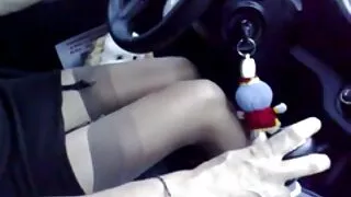Un barbat planteaza o pula lunga in pizda unei tinere latine Adanc in pizde bune de lins coaie