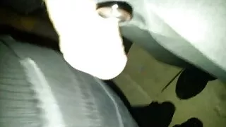 Negrii fac pipi si fut o bruneta in toate gaurile de futai cu mamici bune pule grase