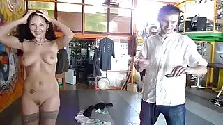 Tatuate inghetata porno cu pizde bune vânzătoare devine futut de client în mașină