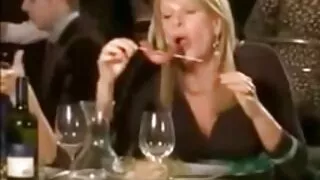 Fată tânără cu sâni curbați dă un tip pasarici lezbience bune rase