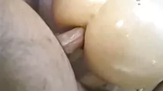Iubitul filme porno cu gagici bune a lins pizda buna a unei virgine si a facut sex cu ea pe pat